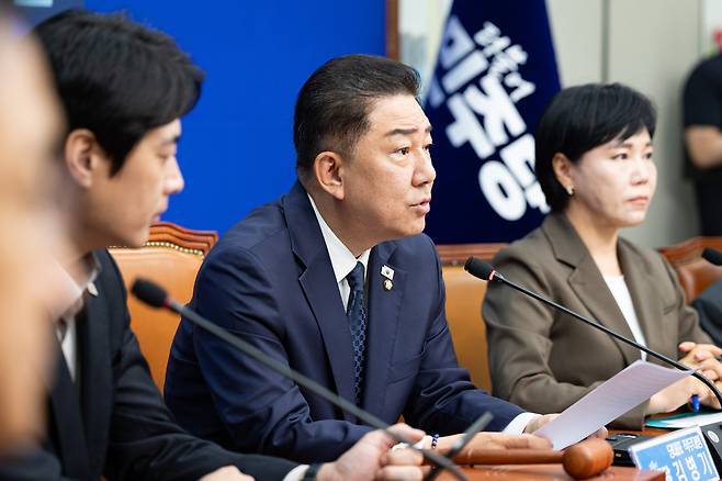 김병기 더불어민주당 당대표 직무대행 겸 원내대표(가운데)가 28일 서울 여의도 국회에서 열린 최고위원회의에서 모두 발언을 하고 있다. /뉴스1