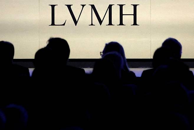 지난 2023년 4월, 프랑스 파리에서 열린 루이비통모에헤네시(LVMH) 주주총회에서 회사 로고가 보이고 있다. / 로이터=연합뉴스