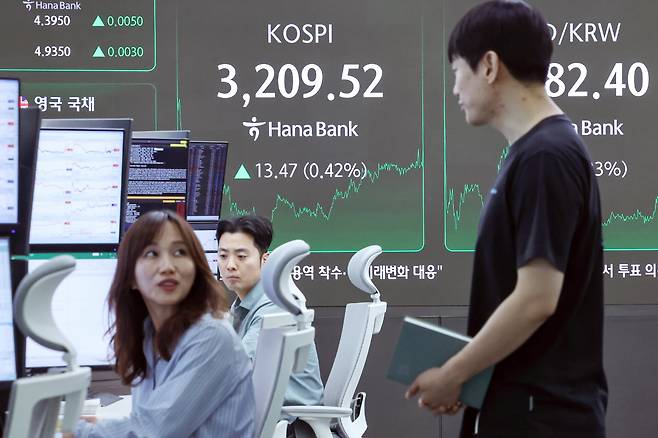 28일 오후 서울 중구 하나은행 딜링룸. /뉴스1