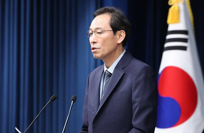 우상호 정무수석이 28일 서울 용산구 대통령실 청사에서 ‘국민 임명식’ 관련 브리핑을 하고 있다. /뉴스1