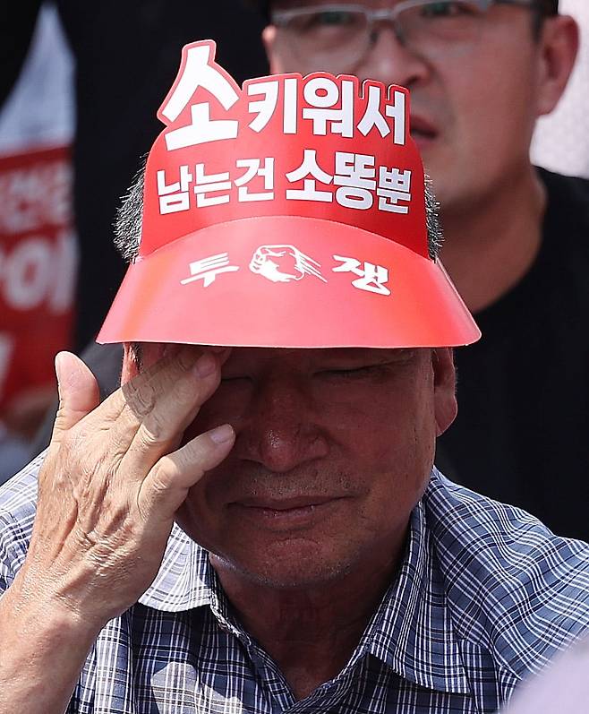 (서울=뉴스1) 박지혜 기자 = 28일 서울 용산 대통령실 인근에서 열린 '한-미 상호관세 협상 농축산물 개방 반대 전국농축산인 결의대회'에서 농민들이 한·미 관세협상 농·축산물 개방 반대를 촉구하고 있다.쌀·소고기 등 미국산 농축산물 개방 압박이 거세지면서 농민단체들은 농축산물이 협상 대상에서 제외돼야 한다고 목소리를 높이고 있다. 2025.7.28/뉴스1