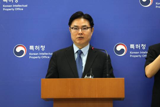 국가첨단전략기술이 포함된 이차전지기술 관련 자료를 해외로 유출하려고 한 전직 대기업 팀장 등이 검거, 구속기소됐다. 특허청 목성호 차장이 28일 대전정부청사 기자실에서 사건 브리핑을 하고 있다. 특허청 제공