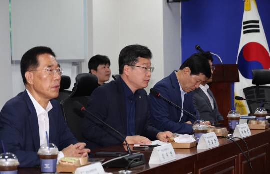 28일 서울 여의도 국회 의원회관에서 열린 국회 환경노동위원회 실무당정협의회에서 안호영 국회 환경노동위원장이 발언하고 있다. 연합뉴스