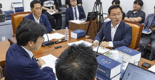 국회 환경노동위원회 국민의힘 간사인 김형동 의원(오른쪽)이 28일 국회 환노위 소회의실에서 열린 고용노동법안소위에서 노조법 2·3조(노란봉투법) 개정안 심사를 앞두고 발언하고 있다. 연합뉴스.