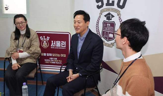 오세훈 서울시장이 지난 4월8일 오전 서울 금천구 독산로 한 공부방에서 열린 2025년 서울런 학생 초청 간담회에서 인사말을 하고 있다.ⓒ뉴시스