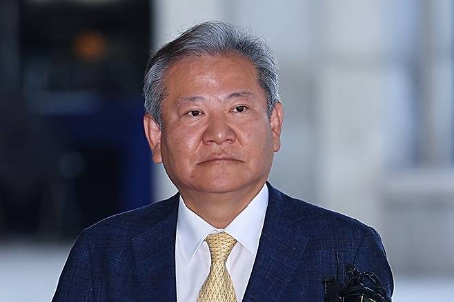 이상민 전 행정안전부 장관이 지난 25일 내란특검 조사를 받기 위해 특검팀 사무실이 마련된 서울 서초구 서울고등검찰청으로 들어가고 있는 모습. ⓒ연합뉴스