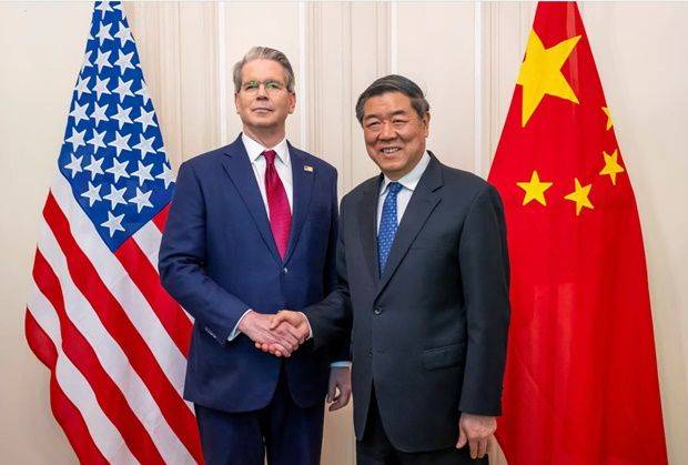 스콧 베센트(왼쪽) 미국 재무장관이 지난 5월10일 스위스 제네바에서 열린 미·중 고위급 무역협상을 하기에 앞서 허리펑 중국 부총리와 악수하고 있다. ⓒ 로이터/연합뉴스