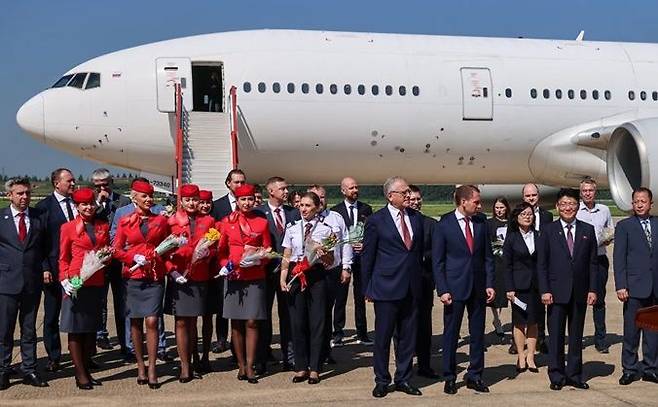 28일 북한 평양 순안국제공항에서 열린 모스크바발 첫 직항편 환영식에서 알렉산드르 마체고라 북한 주재 러시아 대사(앞줄 왼쪽)와 알렉산드르 코즐로프 천연자원부 장관, 윤종호 북한 대외경제상 등이 함께 기념촬영을 하고 있다. ⓒ 타스/연합뉴스