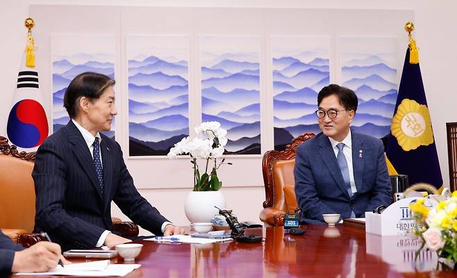 조국혁신당 조국 전 대표(왼쪽)가 2일  서울 여의도 국회의장실을 찾아 우원식 의장과 대화하고 있다. 2024.8.2/뉴스1