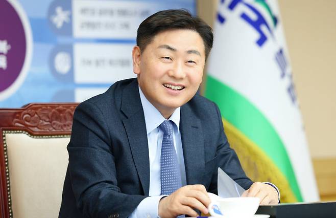 김관영 전북도지사가 지방자치제 개선 방향에 대해 설명하고 있다. 전북도 제공