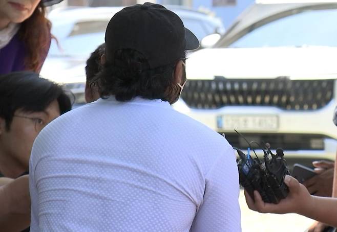 전남이주노동자인권네트워크 등 인권단체가 24일 전남 나주시청 앞에서 ‘벽돌공장 비닐 묶음 사건’의 진상규명과 책임자 처벌을 촉구하는 기자회견을 열었다. 사진은 피해자 A 씨가 기자회견을 마친 뒤 당시 상황에 대한 심경을 밝히고 있는 모습. 독자 제공