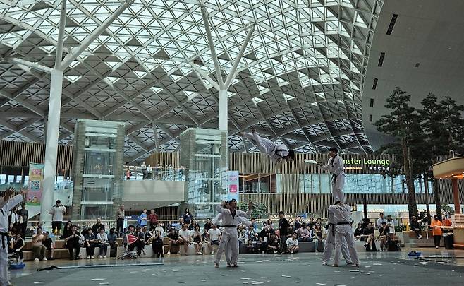 18일 인천국제공항 제2여객터미널 3층 면세구역 동편광장에서 열린 ‘위대한 태권도’ 특별공연을 여객들이 관람하고 있다. 이 공연은 9월 13일까지 매주 금·토요일 오후 3시에 진행된다. 인천공항공사 제공