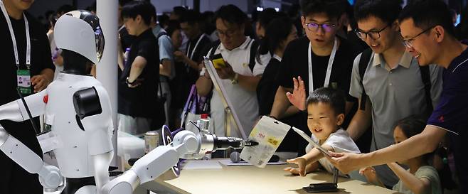 26일 중국 상하이에서 개막한 ‘2025 세계인공지능대회(WAIC)’ 행사장에 전시된 휴머노이드 로봇. 상하이=신화 뉴시스