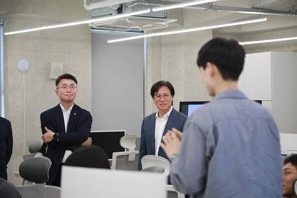 AI 인재들과 소통하는 과학기술정보통신부 류제명 제2차관(왼쪽)과 바이브컴퍼니 김경서 대표