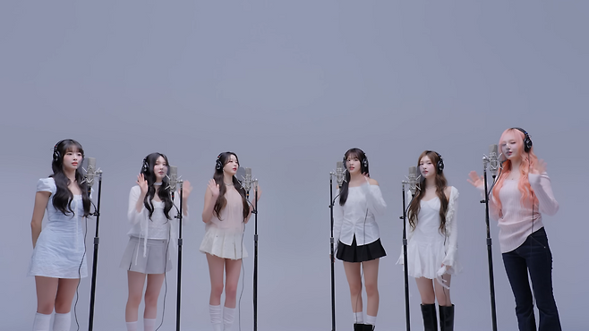 지상파 심야 시간에 ‘토크쇼’ 형식으로 방송되던 음악 예능이 유튜브로 플랫폼을 옮기면서 보다 다채로워졌다. 사진은 원테이크 기법으로 가수의 라이브 실력을 보여주는 일본 유튜브 채널 ‘더 퍼스트 테이크(The First Take)’에 출연한 가수 아이브. The First Take 유튜브 화면 캡처