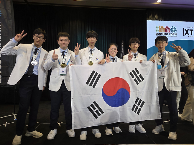 제66회 국제수학올림피아드 한국대표단. 윤혜원 학생(오른쪽에서 세 번째)이 태극기를 들고 밝게 웃고 있다. 과기정통부 제공