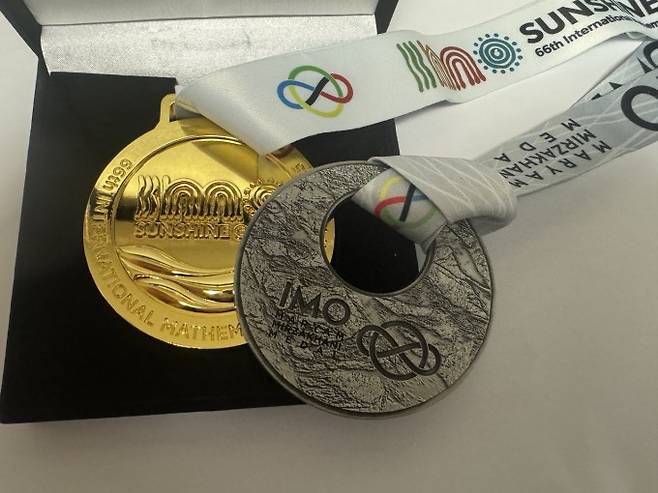 윤혜원 학생이 받은 금메달(왼쪽)과 마리암 미르자카니 상 메달. 윤혜원 학생 제공