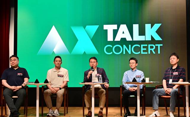 조주완(가운데) LG전자 CEO가 최근 진행한 전 구성원 소통행사 ‘AX 토크콘서트’에서 AI 기술의 중요성을 강조하며, AX 확산에 앞장서겠다고 발표하고 있다. LG전자 제공