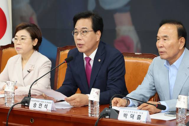 송언석(가운데) 국민의힘 비상대책위원장 겸 원내대표가 28일 국회 본청에서 열린 당 비상대책위원회의에서 발언하고 있다.<연합뉴스 사진>