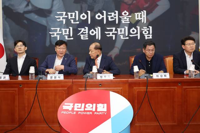 황우여(가운데) 국민의힘 선거관리위원장이 28일 국회 본청에서 열린 제4차 당대표 및 최고위원 선출 선거관리위 회의에서 선관위 부위원장인 정점식(왼쪽 두번째) 당 사무총장과 대화하고 있다.<연합뉴스>
