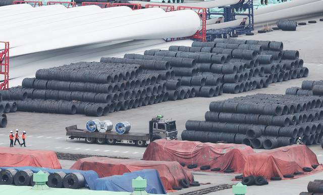 경기도 평택항의 모습을 지난 4일 촬영한 것으로, 철강 제품이 쌓여 있다. 연합뉴스.