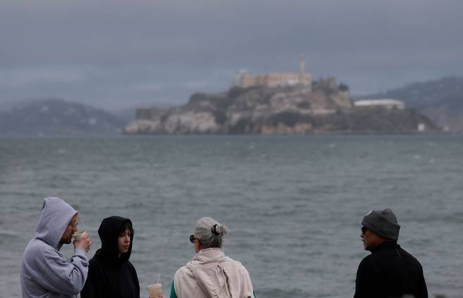 21일(현지시간) 미국 캘리포니아 샌프란시스코에서 관광객들이 서늘한 날씨로 인해 겉옷을 입고 있다. 사진=AFP 연합뉴스