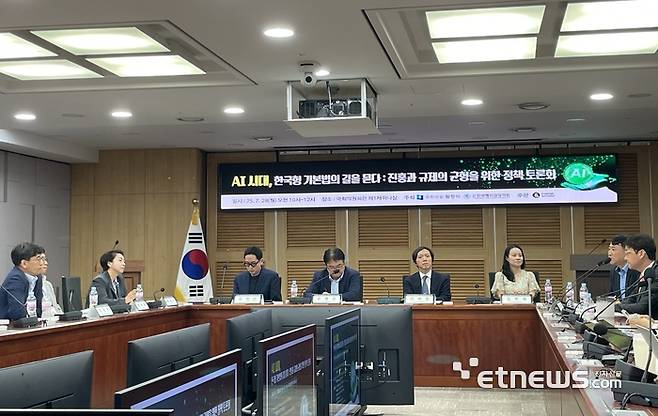 28일 서울 여의도 국회의원회관에서 황정아 더불어민주당 의원과 한국벤처창업학회 주최, 스타트업얼라이언스 주관 '한국형 AI기본법: 진흥과 규제의 균형을 위한 정책토론회'에서 패널토론이 진행되고 있다. ⓒ박종진기자