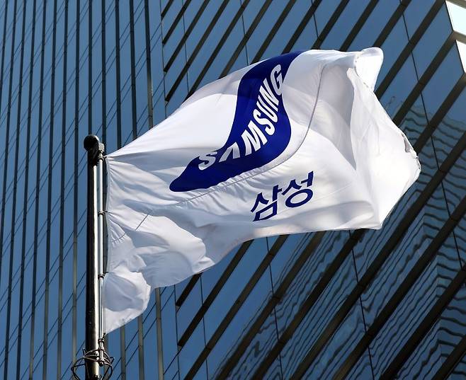 [서울 서초구 삼성전자 서초사옥의 깃발이 바람에 날리고 있다. 뉴시스