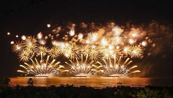 지난해 7월 26~28일 다대포해수욕장 일대에서 열린 ‘제28회 부산바다축제’ 현장. 다대 불꽃쇼가 펼쳐지는 모습. 부산시 제공