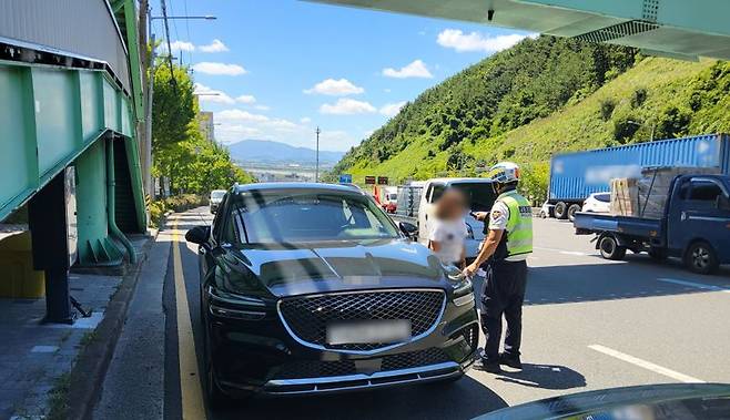 지난 25일 오후 1시께 대구에서 술을 먹고 부산으로 차를 몰며 인터넷 생방송을 진행한 BJ A씨가 교통경찰에 붙잡혔다. 부산경찰청 제공