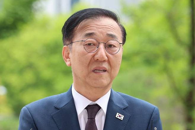 김윤덕 국토교통부 장관 후보자가 15일 오전 경기 과천시 정부과천청사로 출근하며 취재진 질의에 답하고 있다. 뉴시스