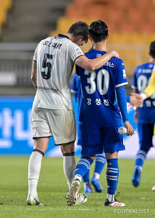 오스마르(왼쪽, 서울이랜드), 강성진(오른쪽, 수원삼성). 서형권 기자