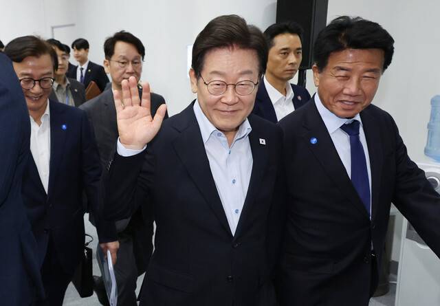 이재명 대통령이 지난 25일 부산 부경대에서 열린 타운홀미팅 ‘부산의 마음을 듣다\' 간담회를 마친 뒤 행사장을 떠나며 시민들을 향해 인사하고 있다. 연합뉴스