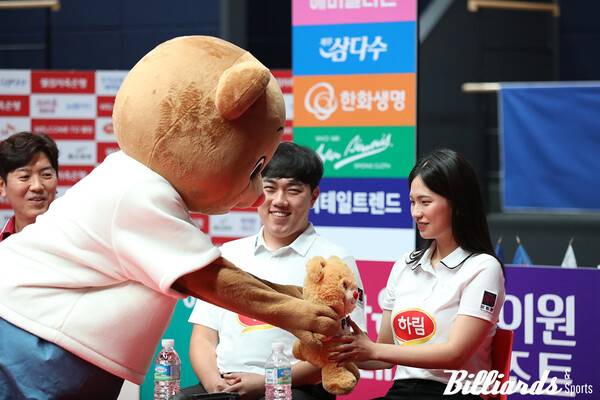 프로당구 피비에이의 마스코트인 ‘빌리 베어’가 21일 팀리그 개막 미디어데이에서 하림의 박정현에게 선물을 주고 있다. 빌리어즈앤스포츠 제공