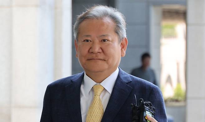 이상민 전 행정안전부 장관이 25일 오전 내란특검 조사를 받기 위해 특검팀 사무실이 마련된 서울 서초구 서울고등검찰청으로 들어가고 있다. 류우종기자 wjryu@hani.co.kr