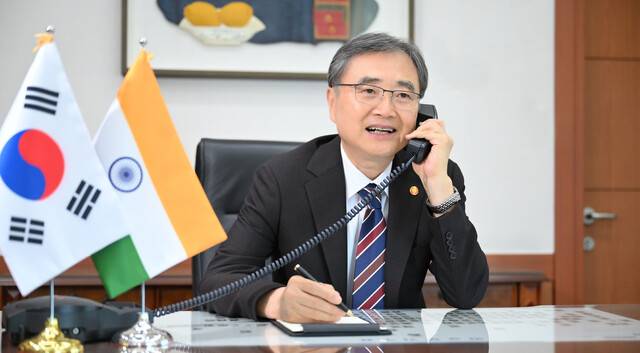 조현 외교부 장관이 28일 외교부 청사에서 수브라마냠 자이샨카르 인도 외교장관과 전화 통화를 하고 있다. 외교부 제공