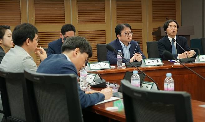 28일 오전 서울 여의도 국회의원회관에서 황정아 더불어민주당 의원, 한국벤처창업학회 주최로 ‘AI 시대 한국형 기본법의 길을 묻다: 진흥과 규제의 균형을 위한 정책 토론회’가 열렸다. 스타트업얼라이언스 제공