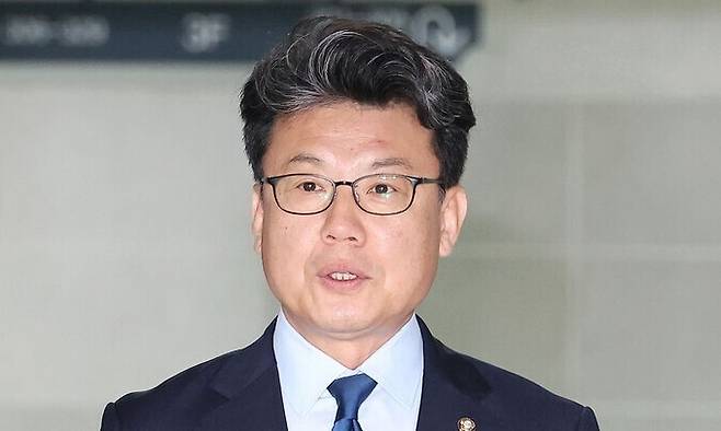 진성준 더불어민주당 정책위의장이 지난달 18일 서울 여의도 국회 의원회관에서 대통령실과 정부, 여당 등이 함께하는 추경안 관련 회의에 참석하기 위해 이동하고 있다. 연합뉴스