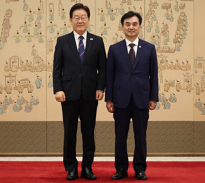 이재명 대통령이 28일 서울 용산 대통령실에서 안규백 국방부 장관에게 임명장 수여 후 기념촬영을 하고 있다. 연합뉴스