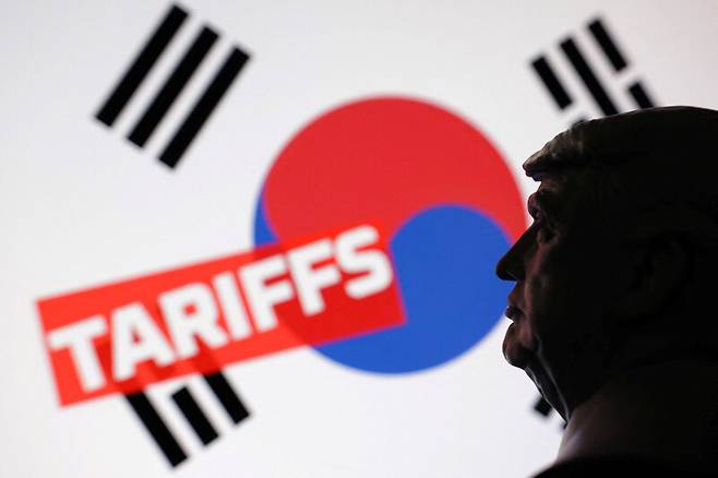 다음달 1일 미국 관세 부과가 발효될 예정인 가운데 한국과 미국이 막판 협상에 나섰다. 사진은 도널드 트럼프 대통령 미니어처 모형과 한국 국기, 관세(Tariffs)가 적힌 이미지. 로이터 연합뉴스