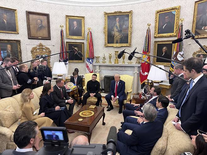 도널드 트럼프 미국 대통령과 볼로디미르 젤렌스키 우크라이나 대통령이 2025년 2월28일 백악관 대통령 집무실에서 정상회담에 앞서 기자간담회를 하고 있다. AP 연합뉴스