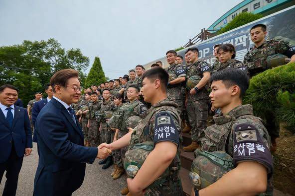 이재명 대통령이 지난달 13일 경기 연천군 25사단 비룡전망대를 찾아 접경지역에 있는 군 장병들을 격려하고 있다. 뉴스1