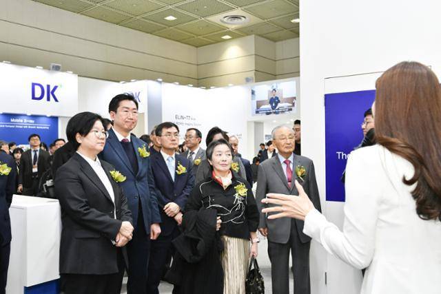 지난해 서울 코엑스에서 열린 국제의료기기 박람회장을 방문한 원강수(왼쪽 두 번째) 원주시장이 제품설명을 듣고 있다. 원주시 제공