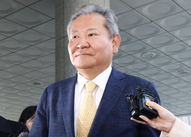 이상민 전 행정안전부 장관이 25일 오전 서울 서초구 서울고등검찰청에 마련된 내란 특검 사무실에서 언론사 단전·단수 의혹 관련 피의자 조사를 받기 위해 출석하고 있다. 뉴스1