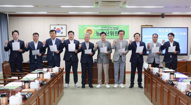 28일 전남도의회 농수산위원회 소속 의원들이 전남 농축산물을 협상카드로 삼지 말라고 성명서를 발표하고 있다. 전남도의회 제공