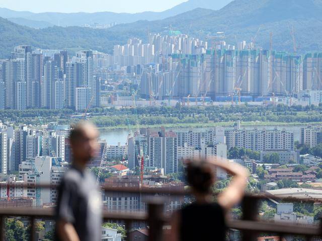 27일 서울 남산에서 바라본 서울 시내 아파트 모습. 뉴스1