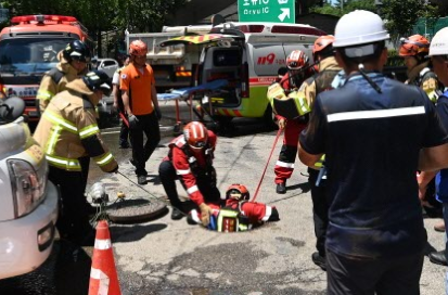 27일 서울 금천구 가산동에서 소방대원들이 맨홀 작업 중 질식해 쓰러진 작업자들의 구조를 위해 맨홀로 진입하고 있다. 서울 금천소방서 제공
