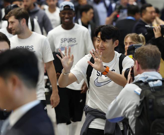 <yonhap photo-4748=""> 손흥민과 토트넘 방한 (영종도=연합뉴스) 이지은 기자 = 잉글랜드 프로축구 토트넘의 손흥민과 선수들이 쿠팡플레이 시리즈 참가를 위해 28일 오후 인천국제공항을 통해 입국하며 손을 흔들고 있다. 토트넘에 이어 김민재의 소속팀인 독일의 명문 바이에른 뮌헨도 이번 시리즈에 참가해 3일 서울월드컵경기장에서 토트넘과 경기를 펼친다. 2024.7.28 jieunlee@yna.co.kr/2024-07-28 14:46:50/ <저작권자 ⓒ 1980-2024 ㈜연합뉴스. 무단 전재 재배포 금지, AI 학습 및 활용 금지></yonhap>