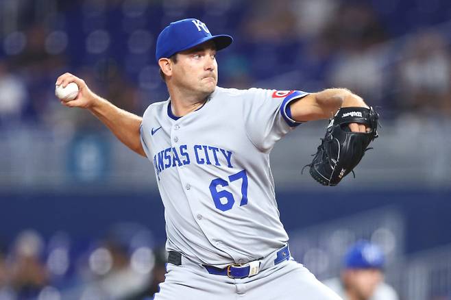 <yonhap photo-1563=""> MIAMI, FLORIDA - JULY 18: Seth Lugo #67 of the Kansas City Royals pitches against the Miami Marlins in the first inning at loanDepot park on July 18, 2025 in Miami, Florida. Megan Briggs/Getty Images/AFP (Photo by Megan Briggs / GETTY IMAGES NORTH AMERICA / Getty Images via AFP)/2025-07-19 08:48:34/ <저작권자 ⓒ 1980-2025 ㈜연합뉴스. 무단 전재 재배포 금지, AI 학습 및 활용 금지></yonhap>
