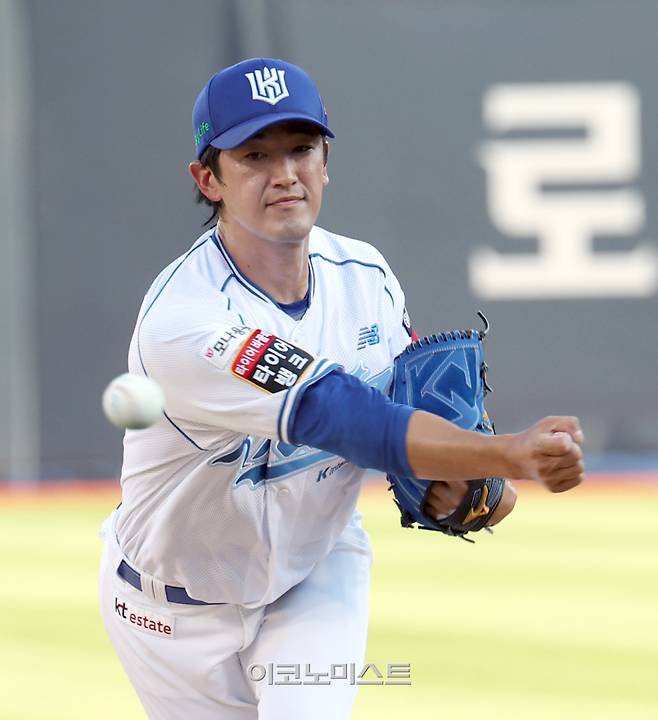 27일 오후 수원 KT위즈파크에서 열린 2025 프로야구 삼성과 KT 경기. KT 선발 고영표가 역투하고 있다. 수원=정시종 기자 capa@edaily.co.kr /2025.07.27.